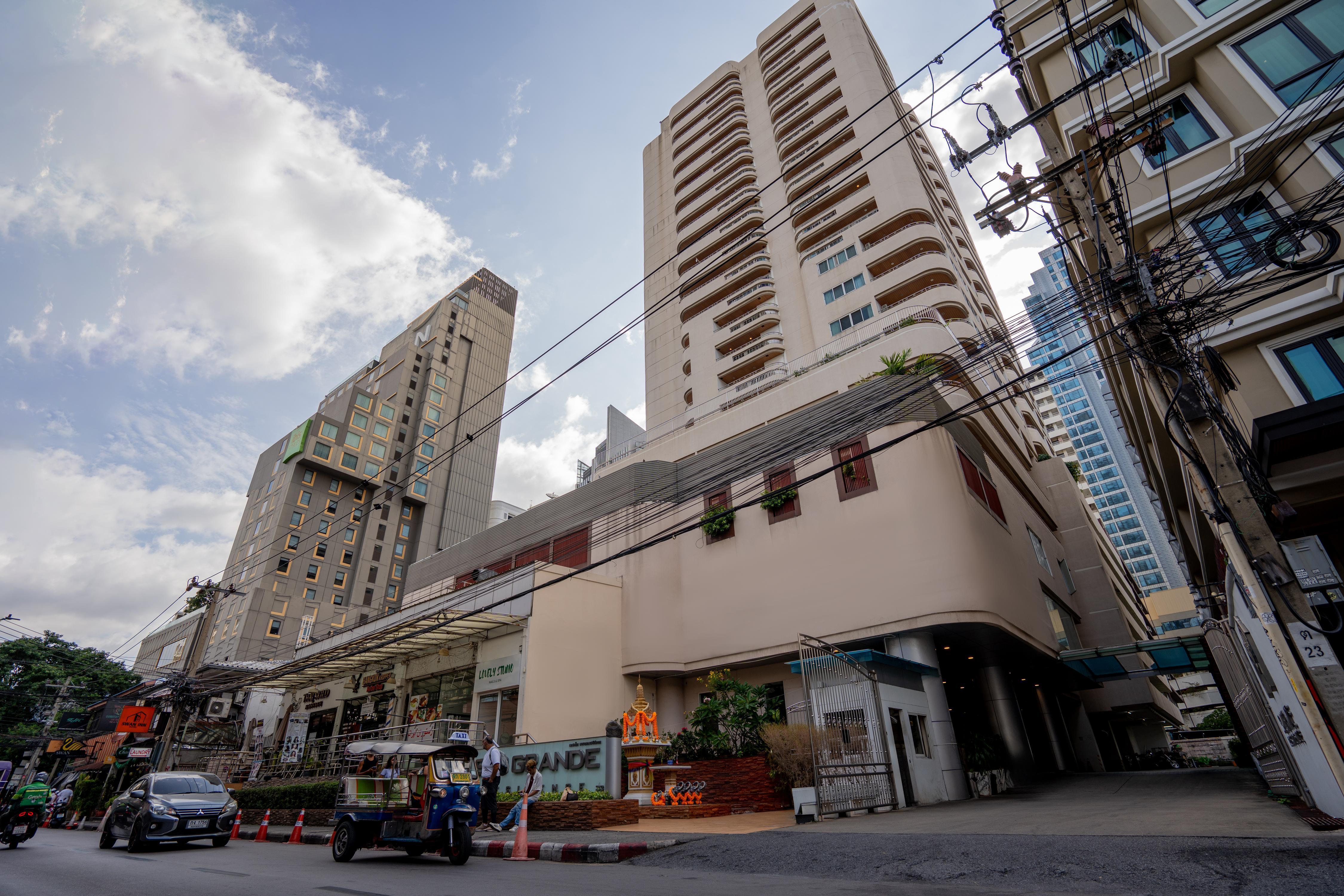 The Mercer Sukhumvit 4 – Formerly S.M. Grande Residence - Tap to explore photos