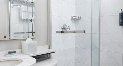 Hilton Orrington/Evanston Room Type - 1 KING SUPERIOR WET BAR