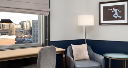 Hilton Orrington/Evanston Room Type - 1 KING CORNER RM CITY VIEW