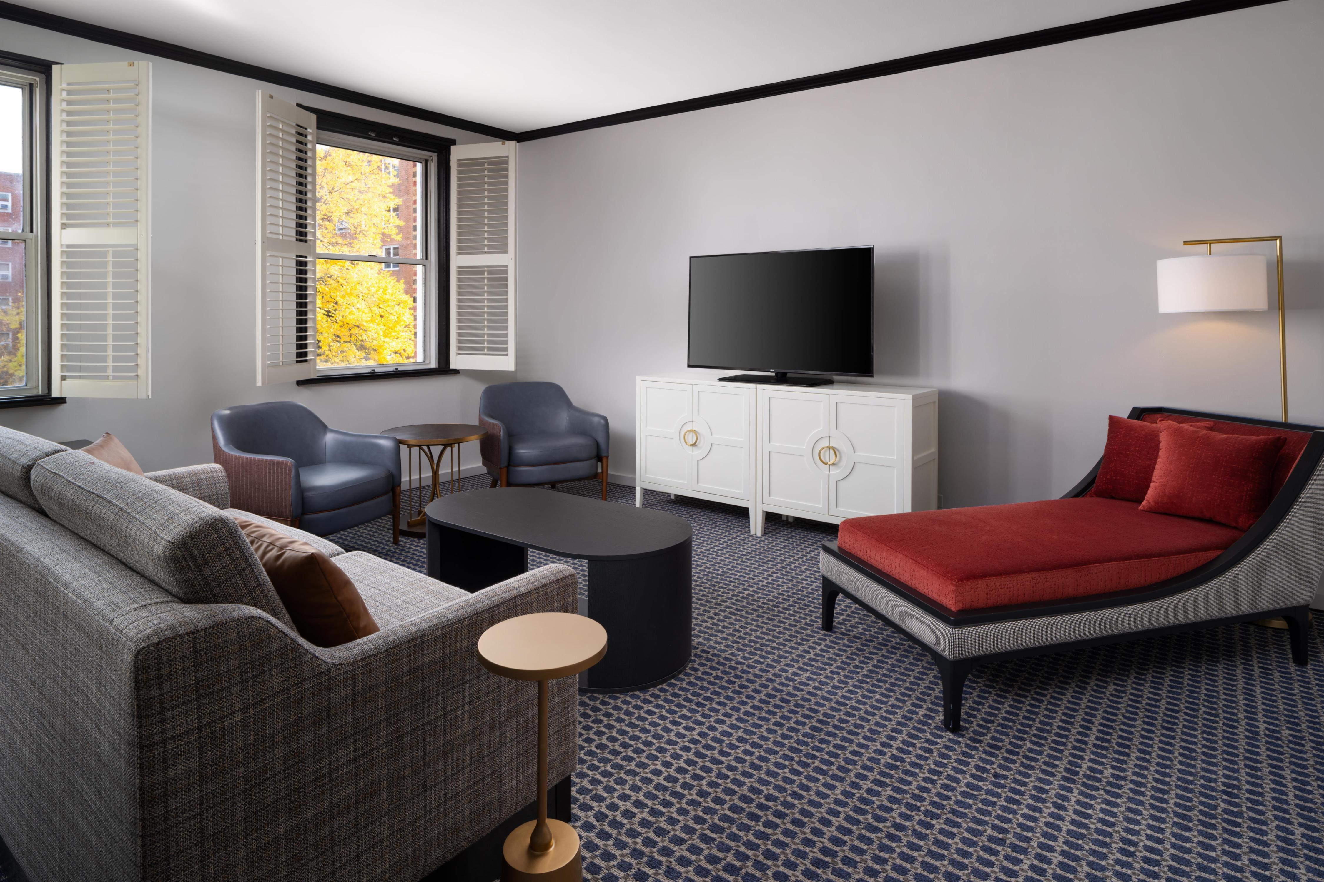 Hilton Orrington/Evanston Room Type - LUNT KING SUITE W  SOFA