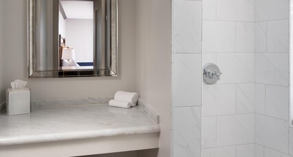 Hilton Orrington/Evanston Room Type - KING EXECUTIVE SUITE
