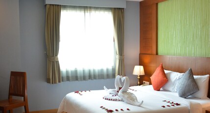 Elite Suites Patong  Room Type - Deluxe Suite King - City View