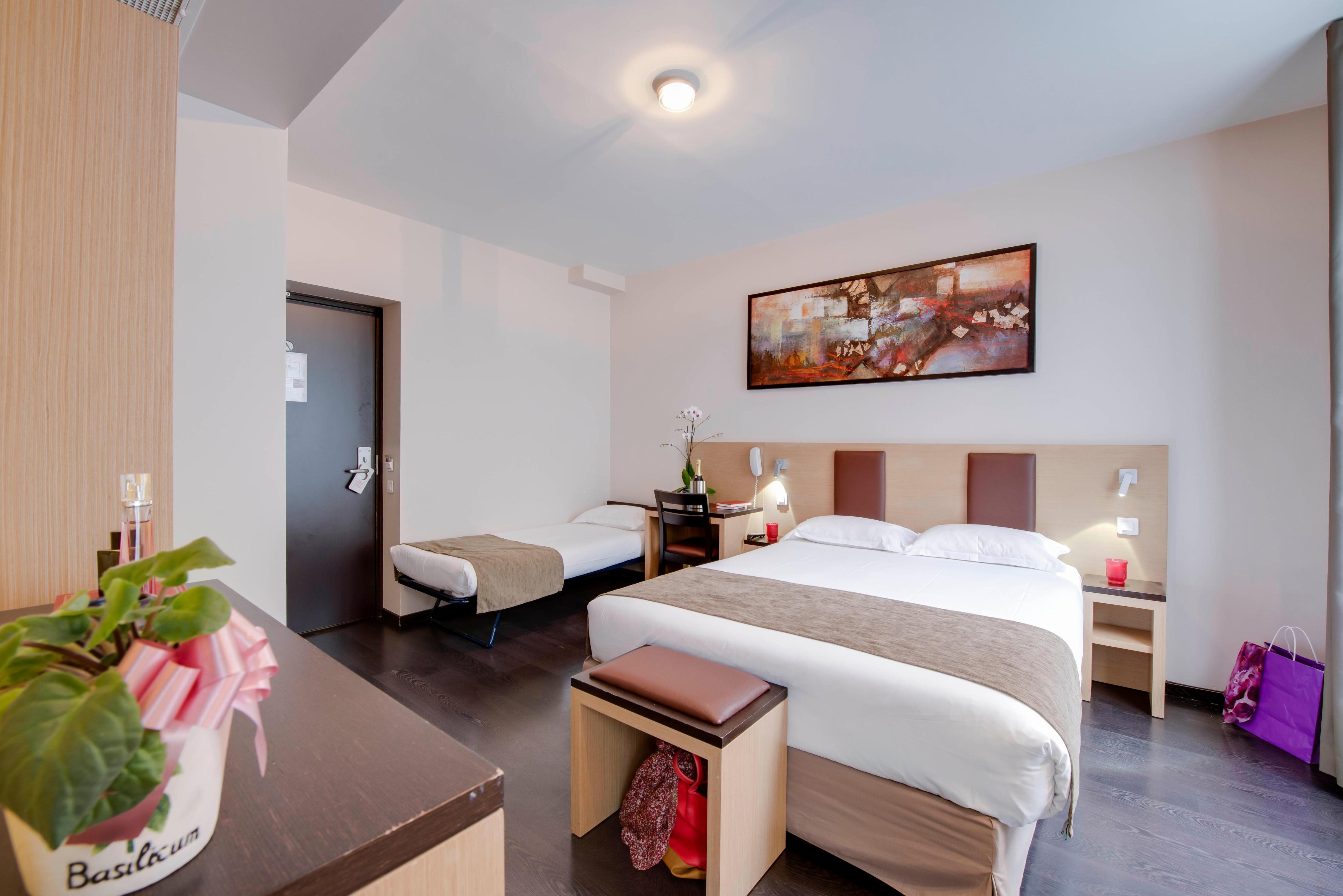 Source Hotel Paris Room Type - Triple Room