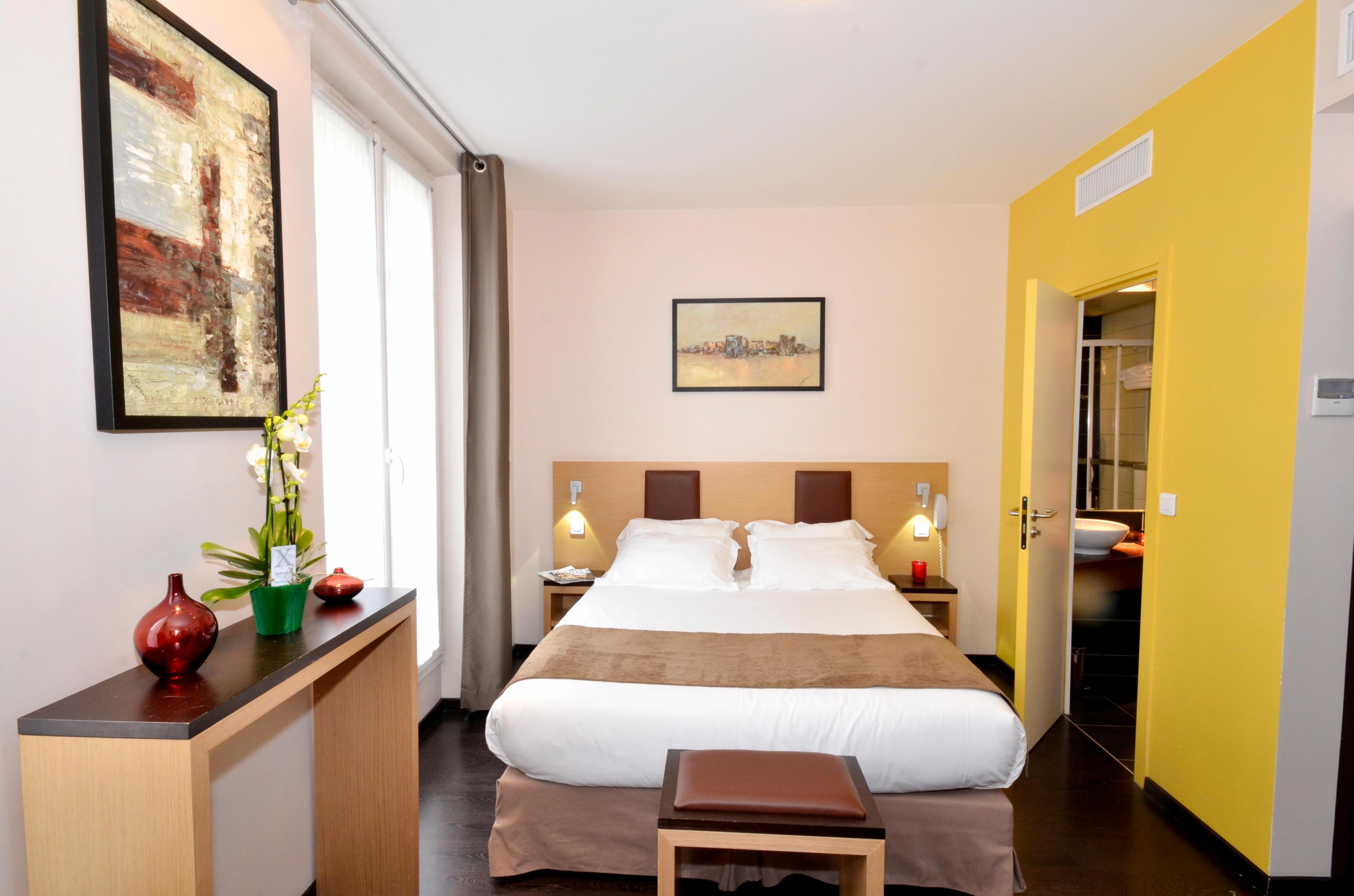 Source Hotel Paris - Tap to explore photos