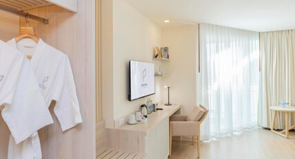 Pattaya Sea View Hotel Room Type - Deluxe Double Room City View