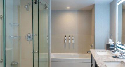 Embassy Suites by Hilton Seattle Bellevue Room Type - 1 KING W  BALCONY NONSMOK