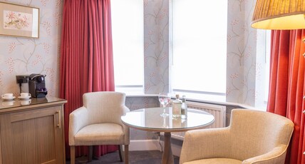 Best Western Plus The Connaught Hotel Room Type - Suite-1 King Bed, Non-Smoking, Lounge, Balcony, Garden View
