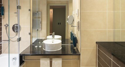DoubleTree by Hilton Hotel and Spa Chester Room Type - 1 KING JR SUITE W  SOFABED