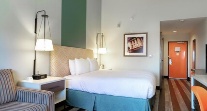 DoubleTree by Hilton Galveston Beach Room Type - 1 KING WITH SOFA BED-POOL