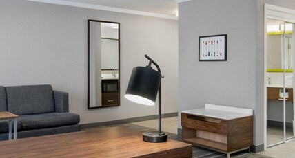 Hampton Inn by Hilton Kamloops Room Type - LRG MINI SUITE QQ