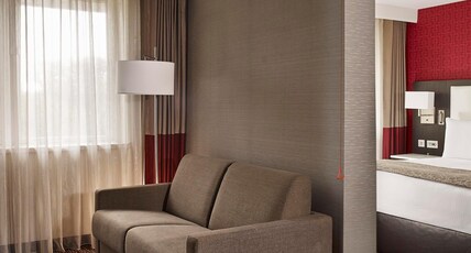 DoubleTree by Hilton Hotel - Nottingham Gateway Room Type - QUEEN ACCESS JUNIOR SUITE
