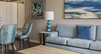 Hilton Grand Vacations at SeaWorld Room Type - 1 KING 2 QN BEDROOM SUITE