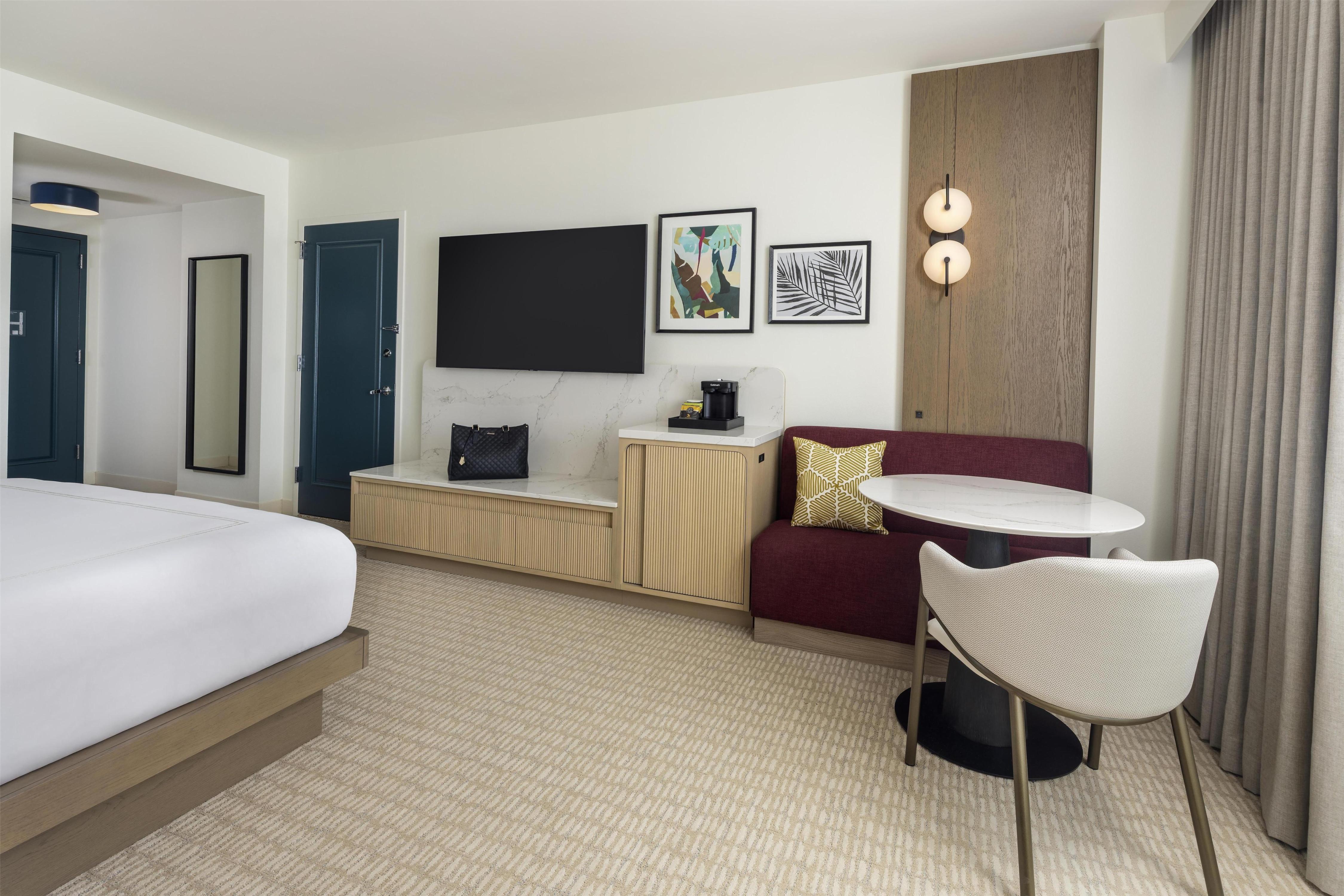 Hilton Orlando Room Type - 1 KNG POOL VIEW HIGH FLOOR