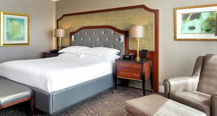 Hilton Lac-Leamy Room Type - 1 KING EXEC FLOOR LAKEVIEW
