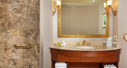 Hilton Lac-Leamy Room Type - 1 KING BED ACCESSIBLE ROOM
