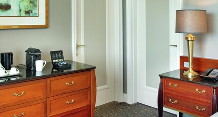 Hilton Lac-Leamy Room Type - 1 KING EXEC SUITE LAKEVIEW