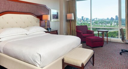 Hilton Lac-Leamy Room Type - 1 KING BED DELUXE LAKEVIEW