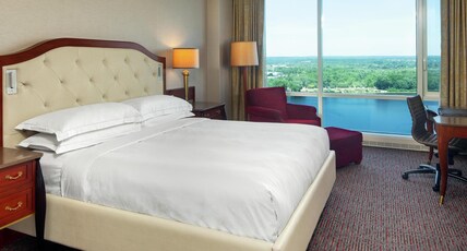 Hilton Lac-Leamy Room Type - 1 KING BED LAKEVIEW