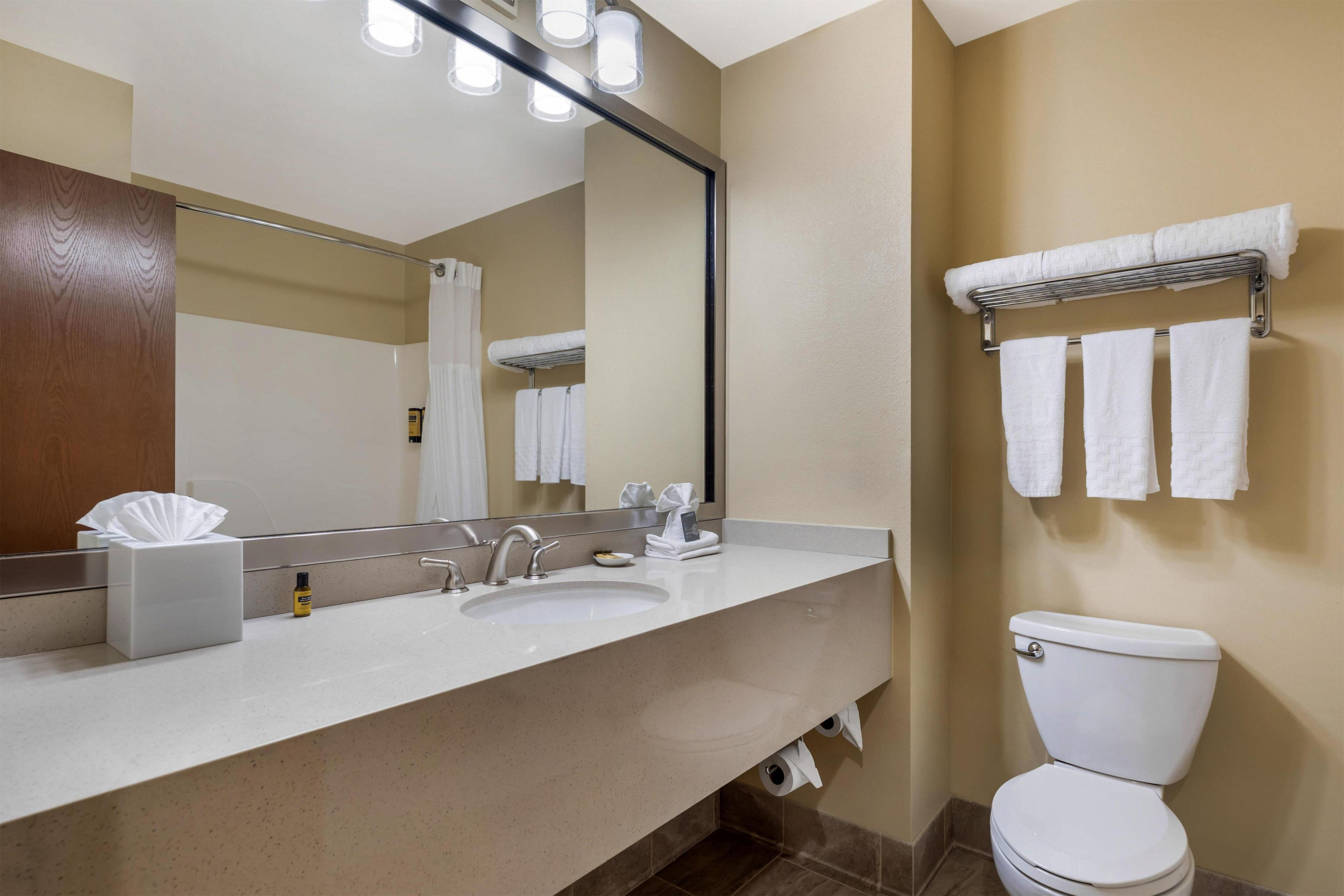 Best Western Plus Plaza by the Green - Tap to explore photos