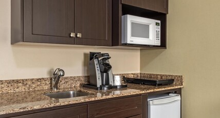 Best Western Plus Red Deer Inn and Suite Room Type - Suite-1 King Bed, Non-Smoking, Kitchenette, Microwave And Refrigerator, Sofabed, Full Breakfast