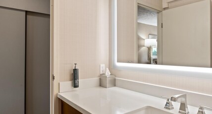 DoubleTree by Hilton Spokane City Center Room Type - 1 KING BED CORNER ROOM