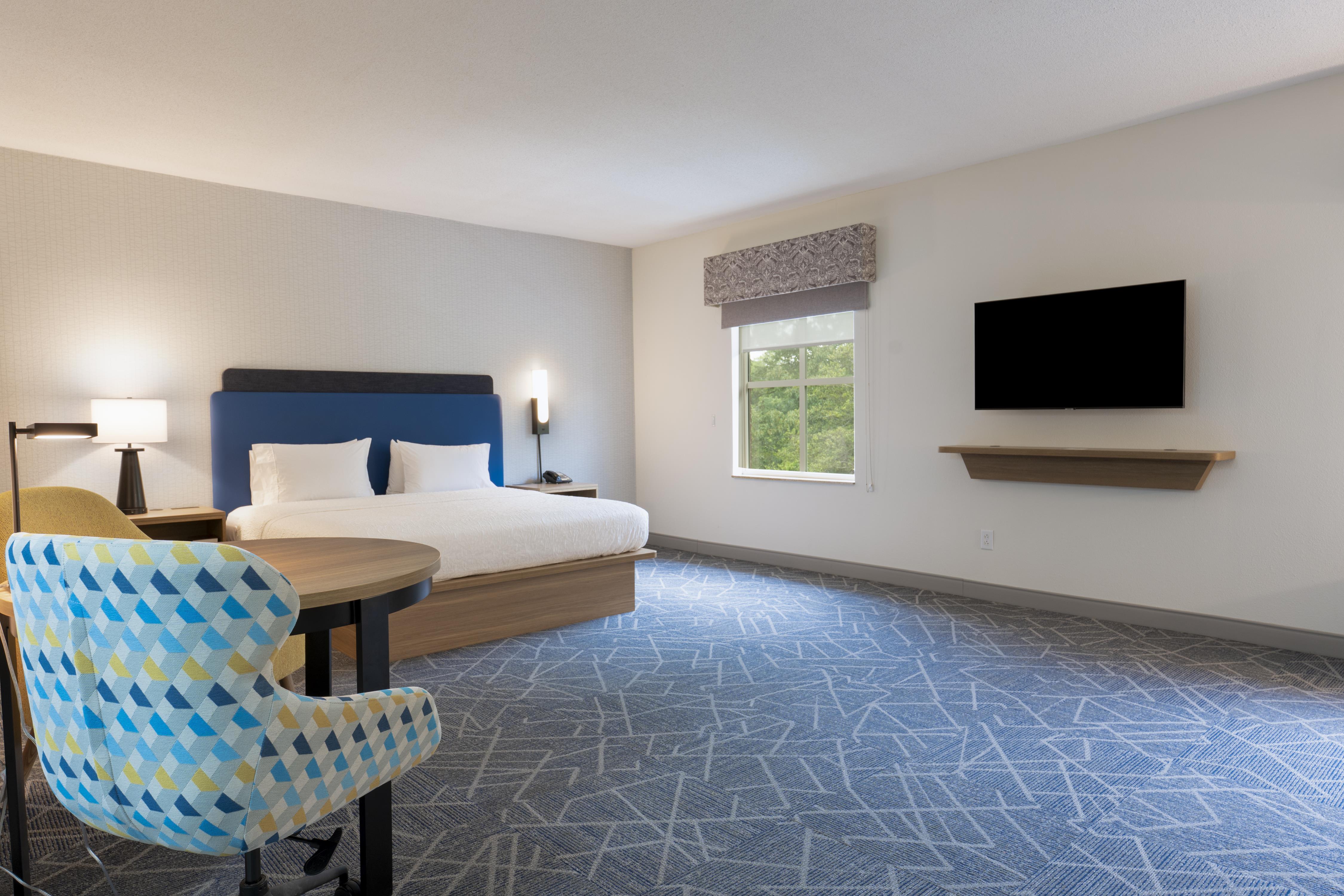 Hampton Inn & Suites Williamsburg Historic District - Tap to explore photos