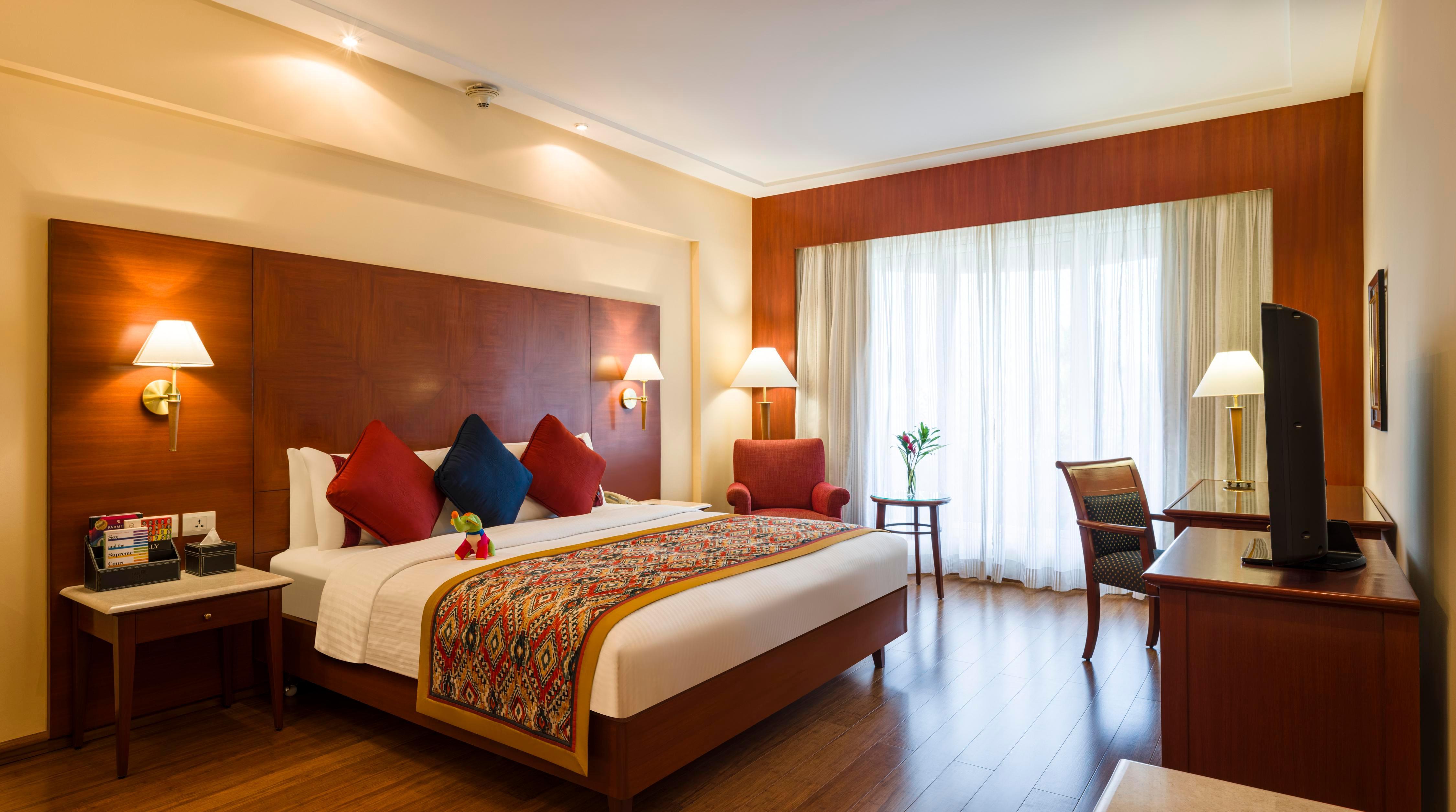 The Lalit Mumbai Room Type - Lalit Deluxe Room King Bed with Bathtub