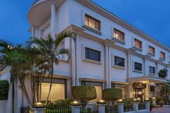 La Place Sarovar Portico