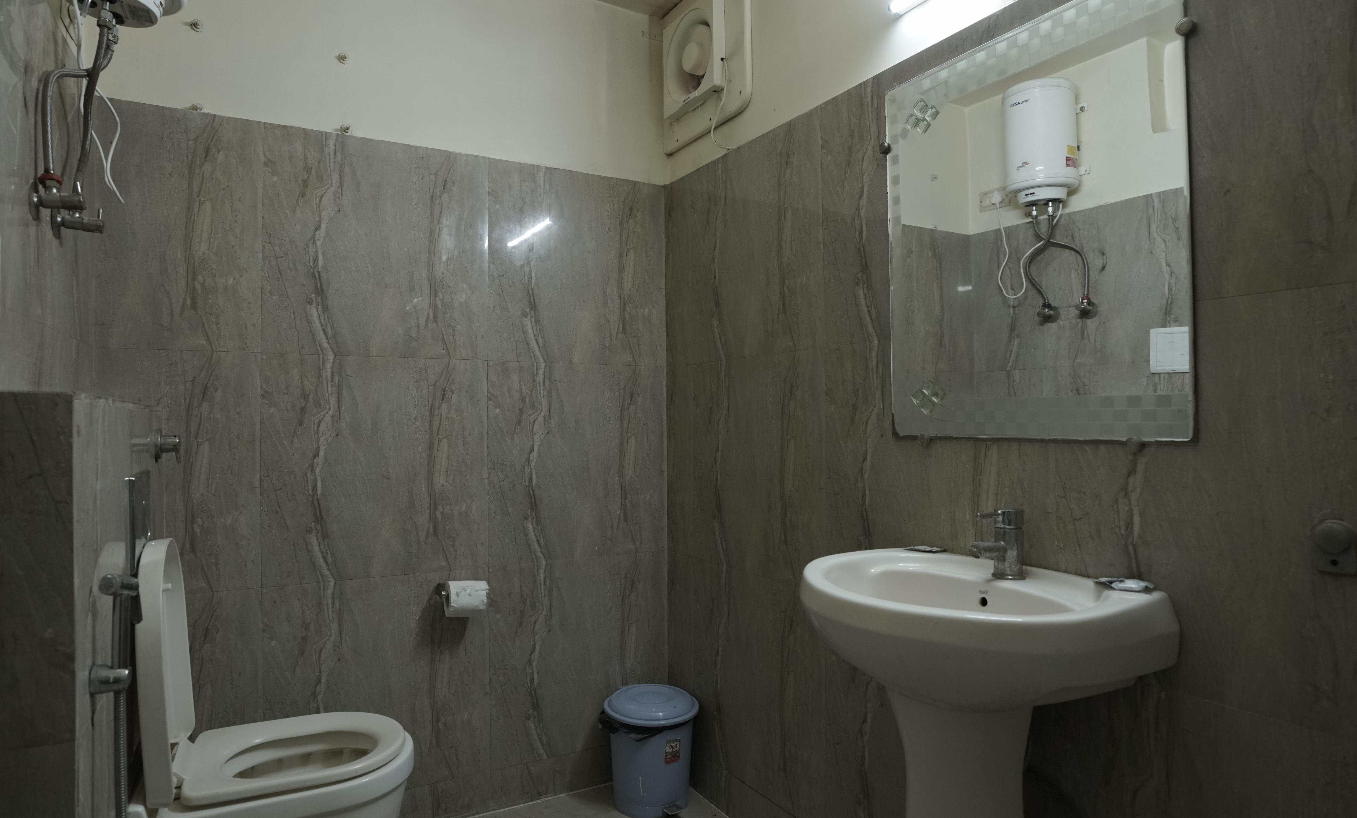 Hotel Paradise near Kanpur District Court - Tap to explore photos