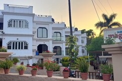 MAGANJI'S ( Pure Vegetarian ) - A COMPLETE FAMILY HOTEL