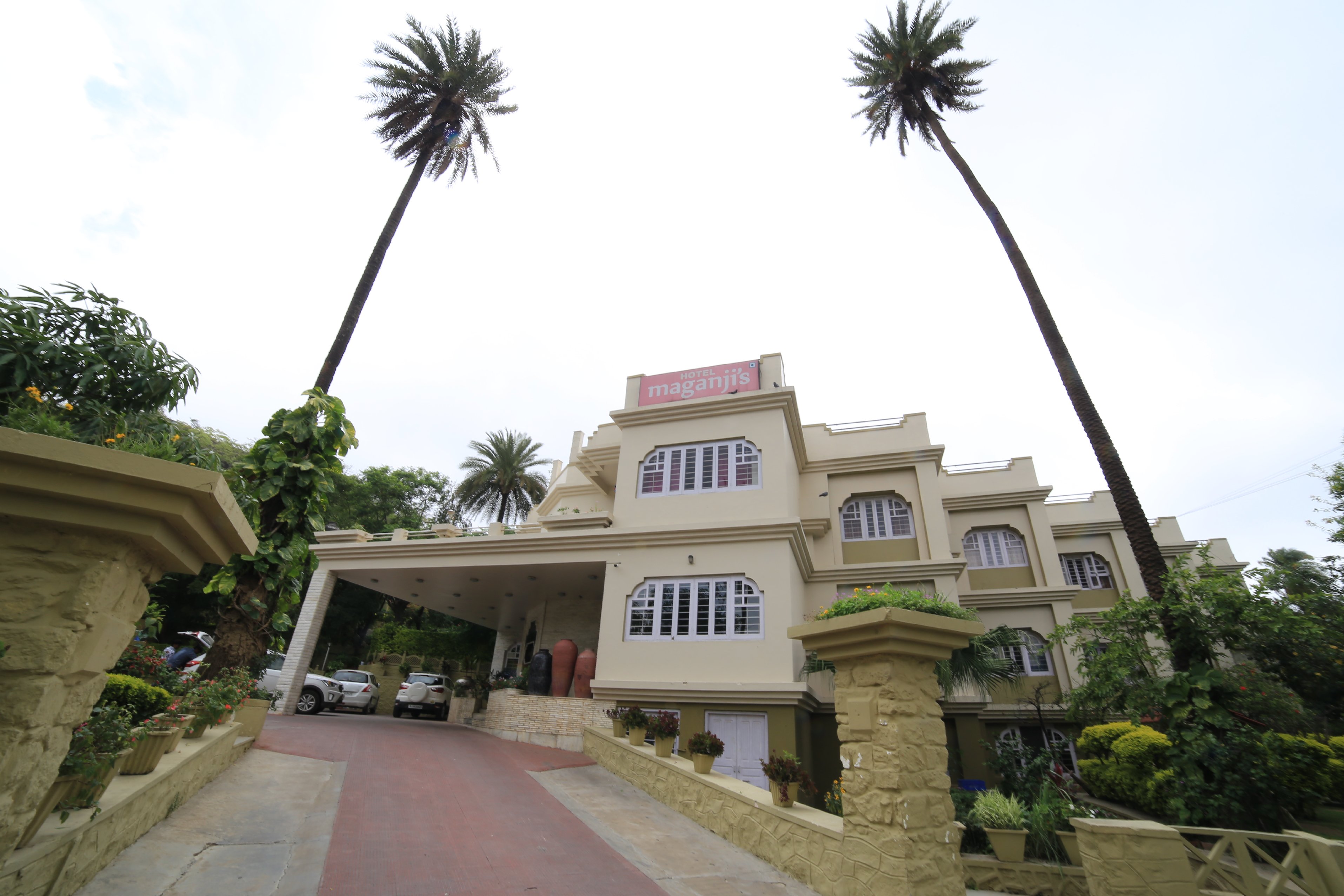 MAGANJI'S ( Pure Vegetarian ) - A COMPLETE FAMILY HOTEL - Tap to explore photos