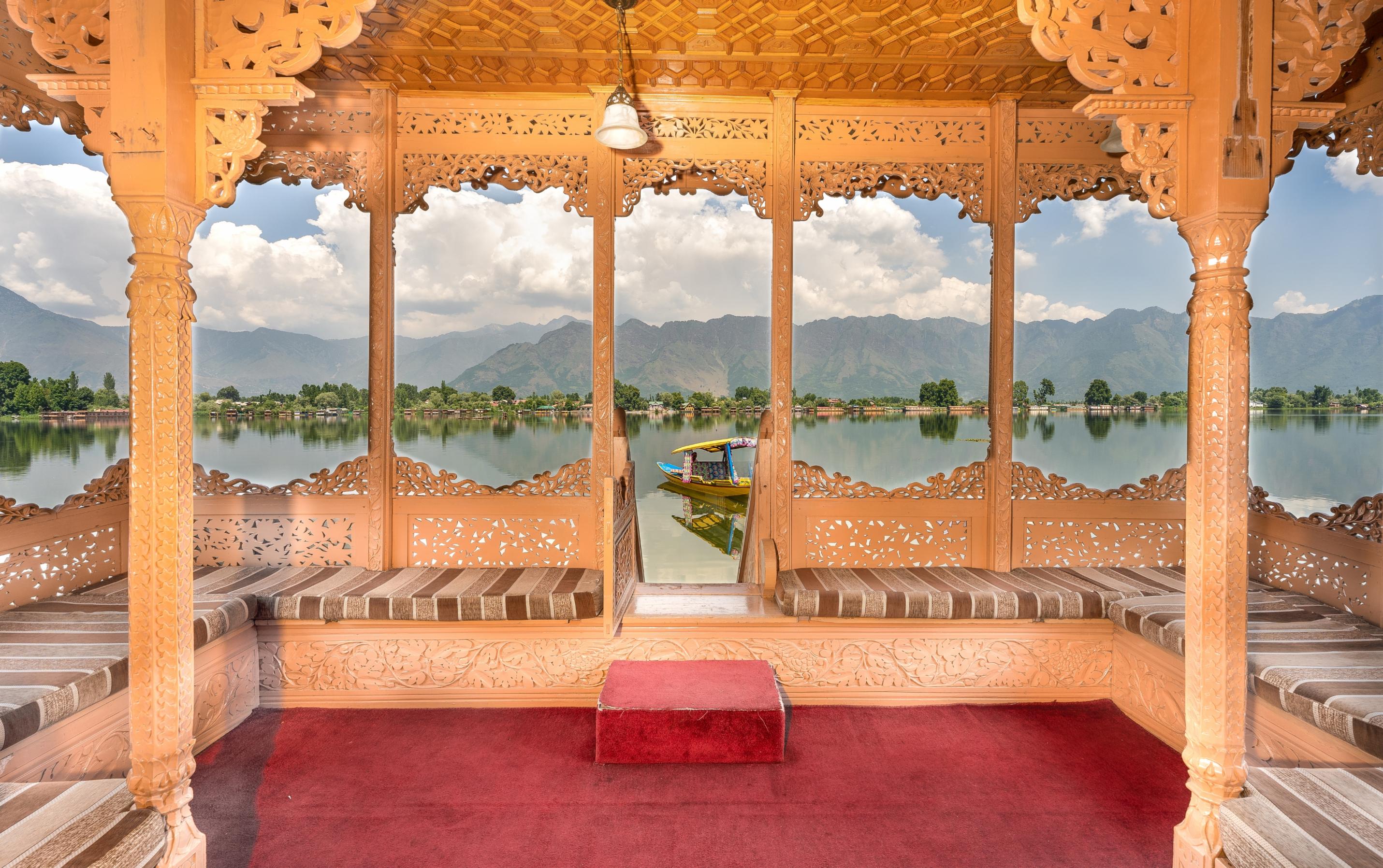 WelcomHeritage Gurkha Houseboats - Tap to explore photos