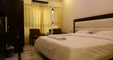Hotel Green View (Behind Pramarth Niketan) Room Type - Executive Queen Room Hotel Green View (Behind Pramarth Niketan) Room Type - Executive Queen Room