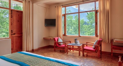 Hotel Manali Continental Room Type - Super Deluxe with Private Balcony Mountain view and Bathtub