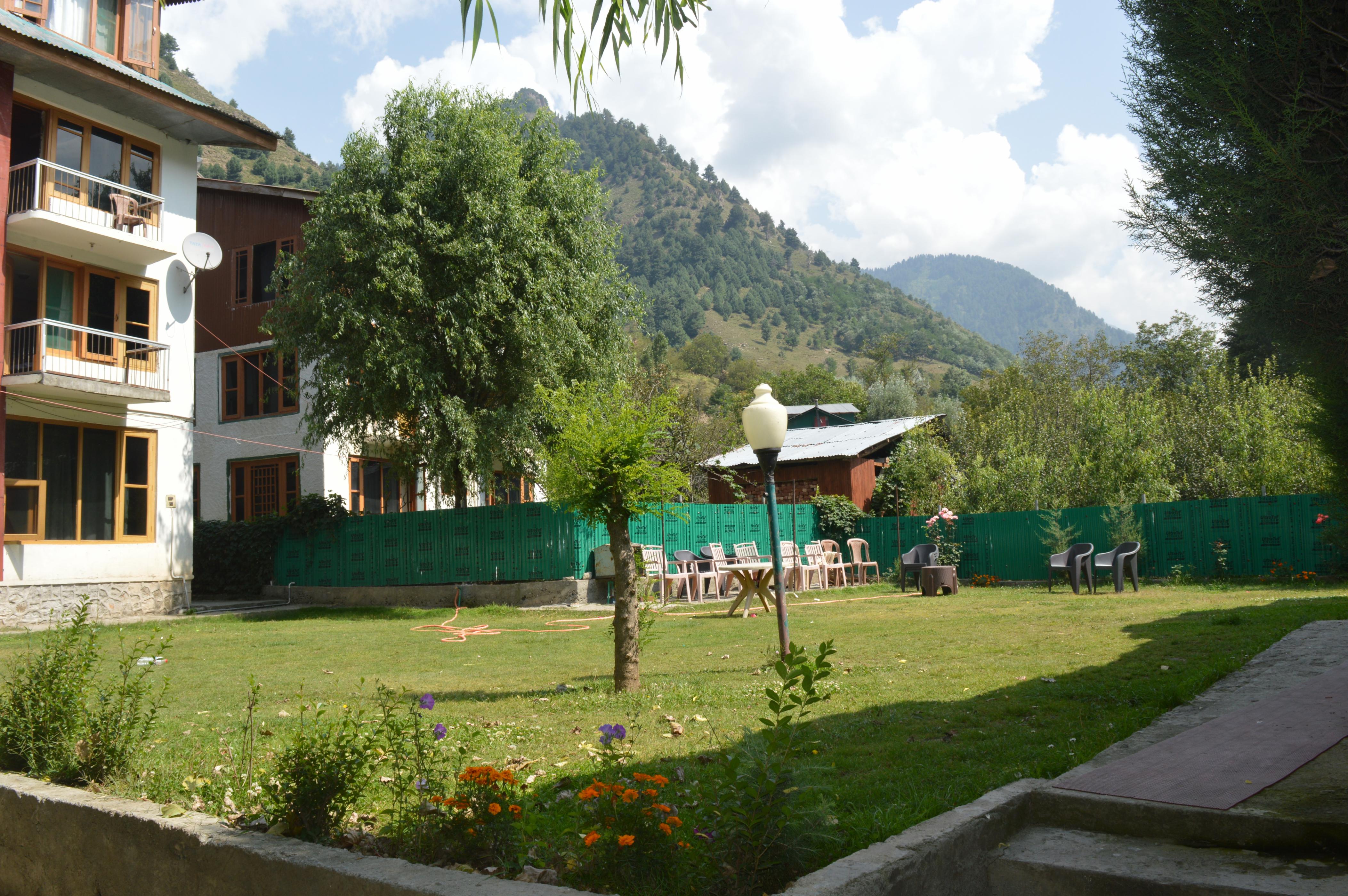 Hotel Tourist Palace (Near Betaab Valley) - Tap to explore photos
