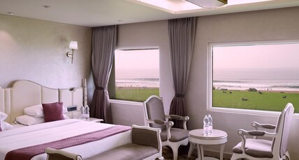 Hotel Holiday Resort Room Type - Royal Suite with Stunning Sea view, Living room, Seating Room and Bathtub