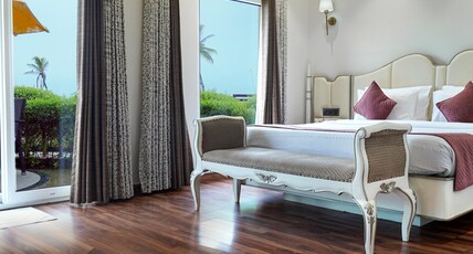 Hotel Holiday Resort Room Type - Presidential Suite with Living room, Seating Room, Bathtub and Garden patio