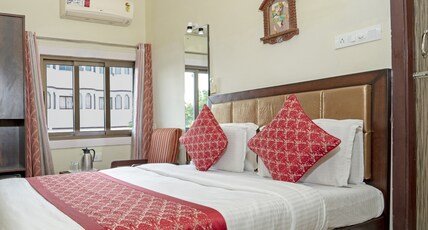 Hotel Padmini Palace Room Type - Standard 95 Sq.ft. Compact Room (Queen Size Bed) Hotel Padmini Palace Room Type - Standard 95 Sq.ft. Compact Room (Queen Size Bed)