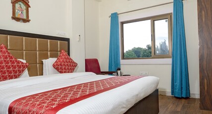 Hotel Padmini Palace Room Type - Deluxe 149 Sq.ft Room (King Size Bed) Hotel Padmini Palace Room Type - Deluxe 149 Sq.ft Room (King Size Bed)