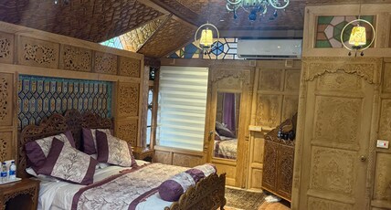 Meena Group Houseboats  Room Type - PRESIDENTIAL SUITE