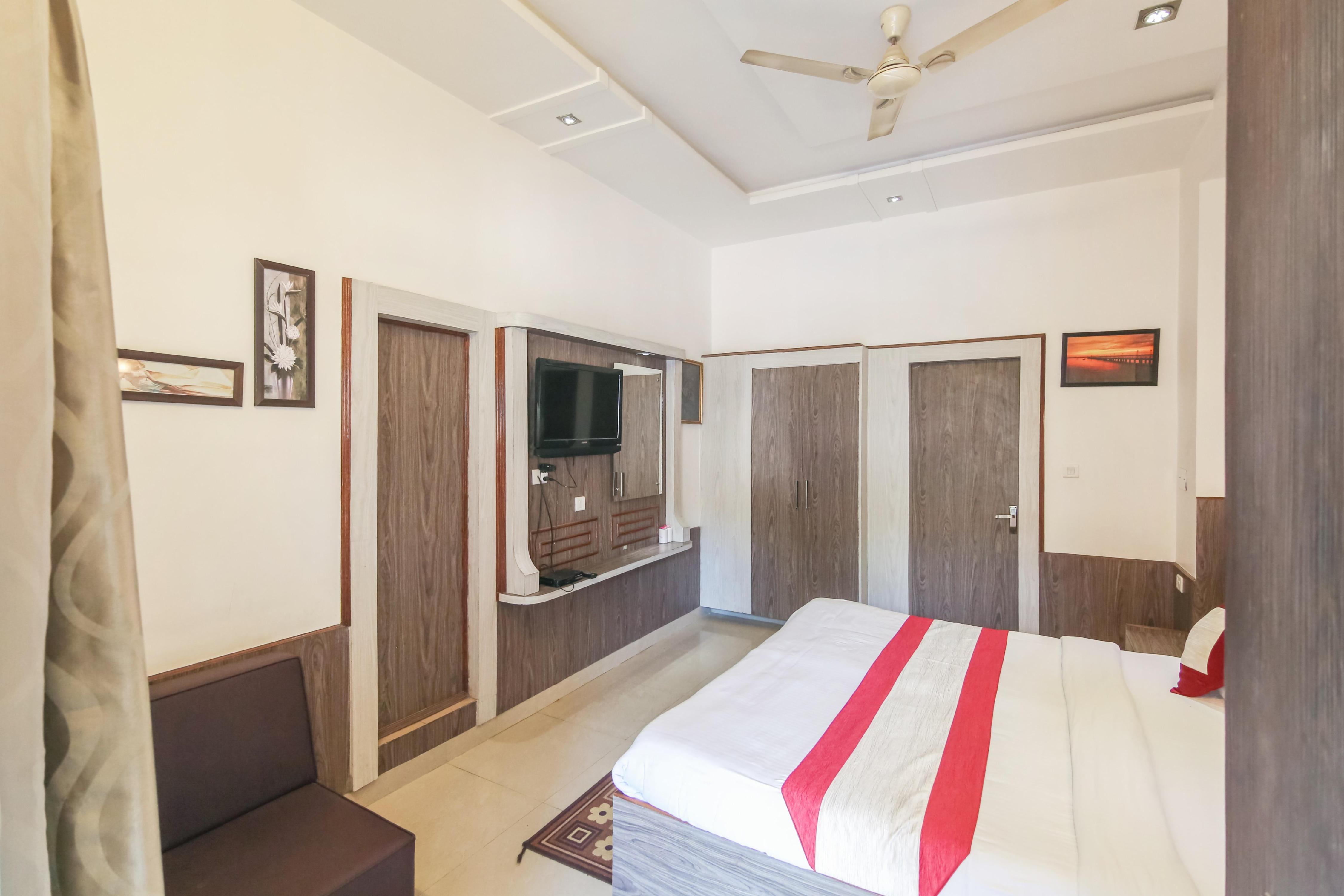 Hotel Sidhartha-80 metres from Taj -Mahal - Tap to explore photos
