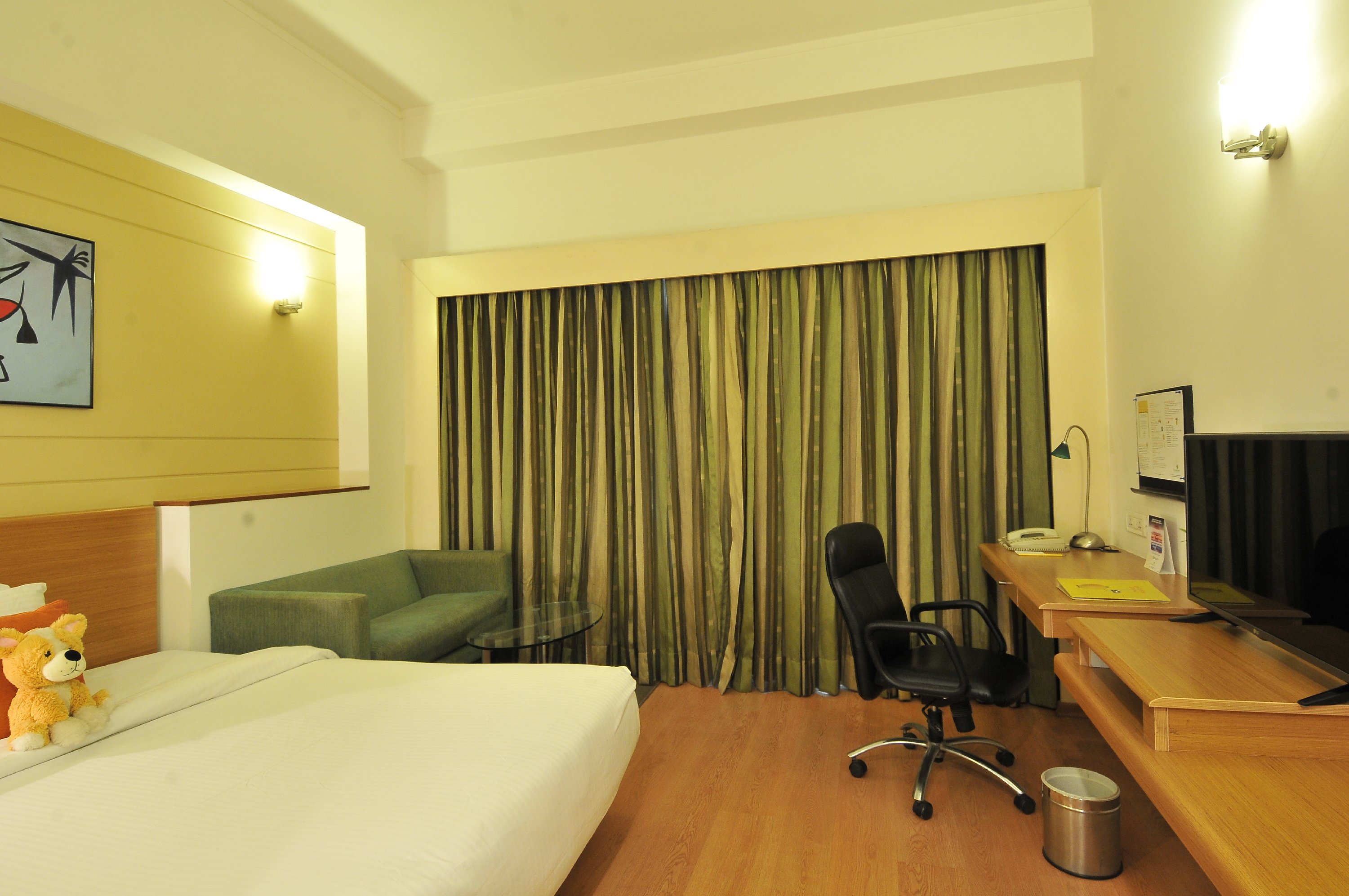 Lemon Tree Hotel East Delhi Mall Kaushambi - Tap to explore photos