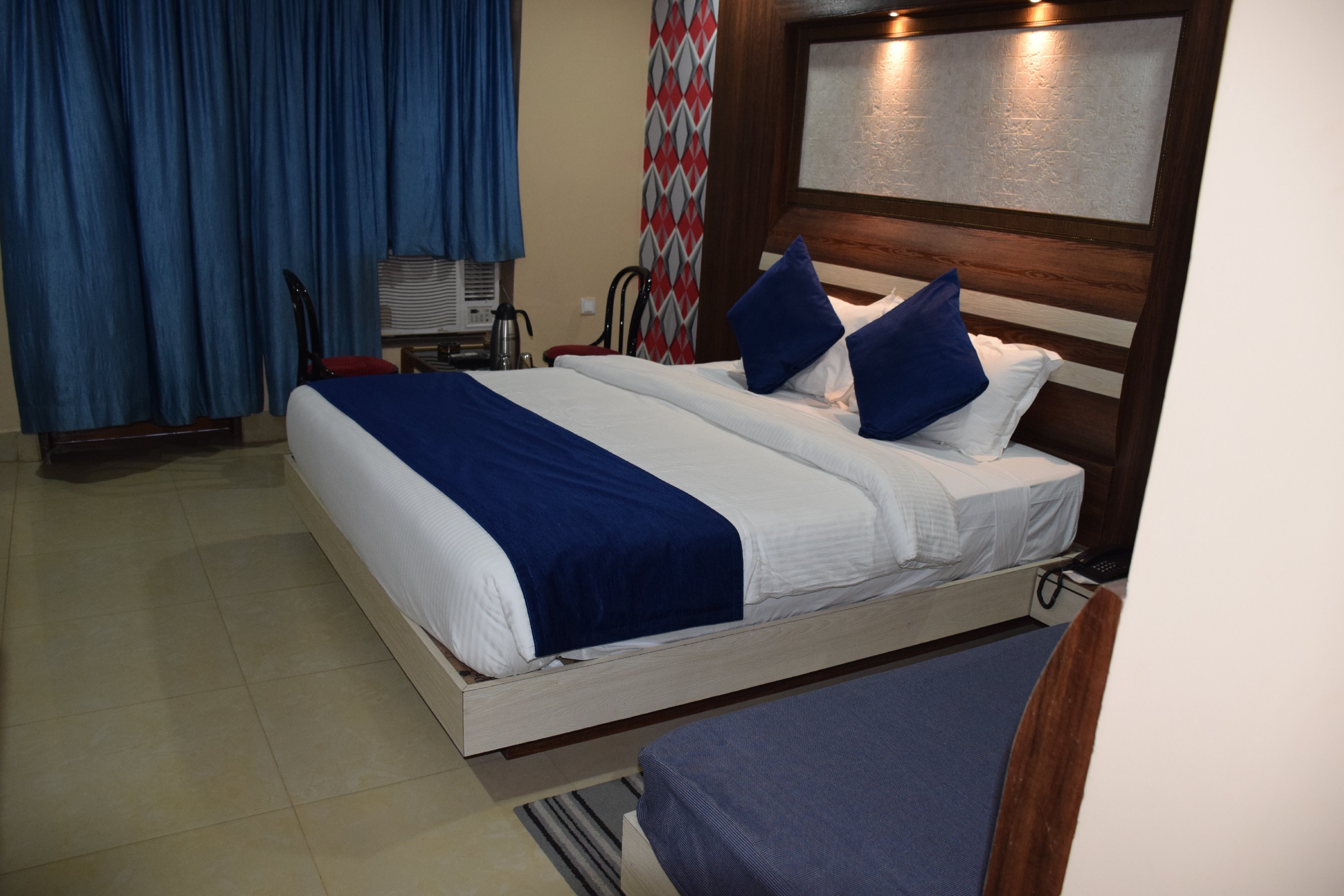 Hotel Naren Palace - Tap to explore photos
