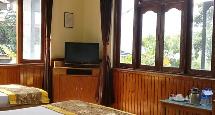 White Conch Residency (350 Meters from MG Marg) Room Type - Super Deluxe Triple Room with Work Desk White Conch Residency (350 Meters from MG Marg) Room Type - Super Deluxe Triple Room with Work Desk