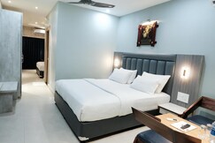 Hotel Lee Garden (5 min walkable from Blue flag beach)