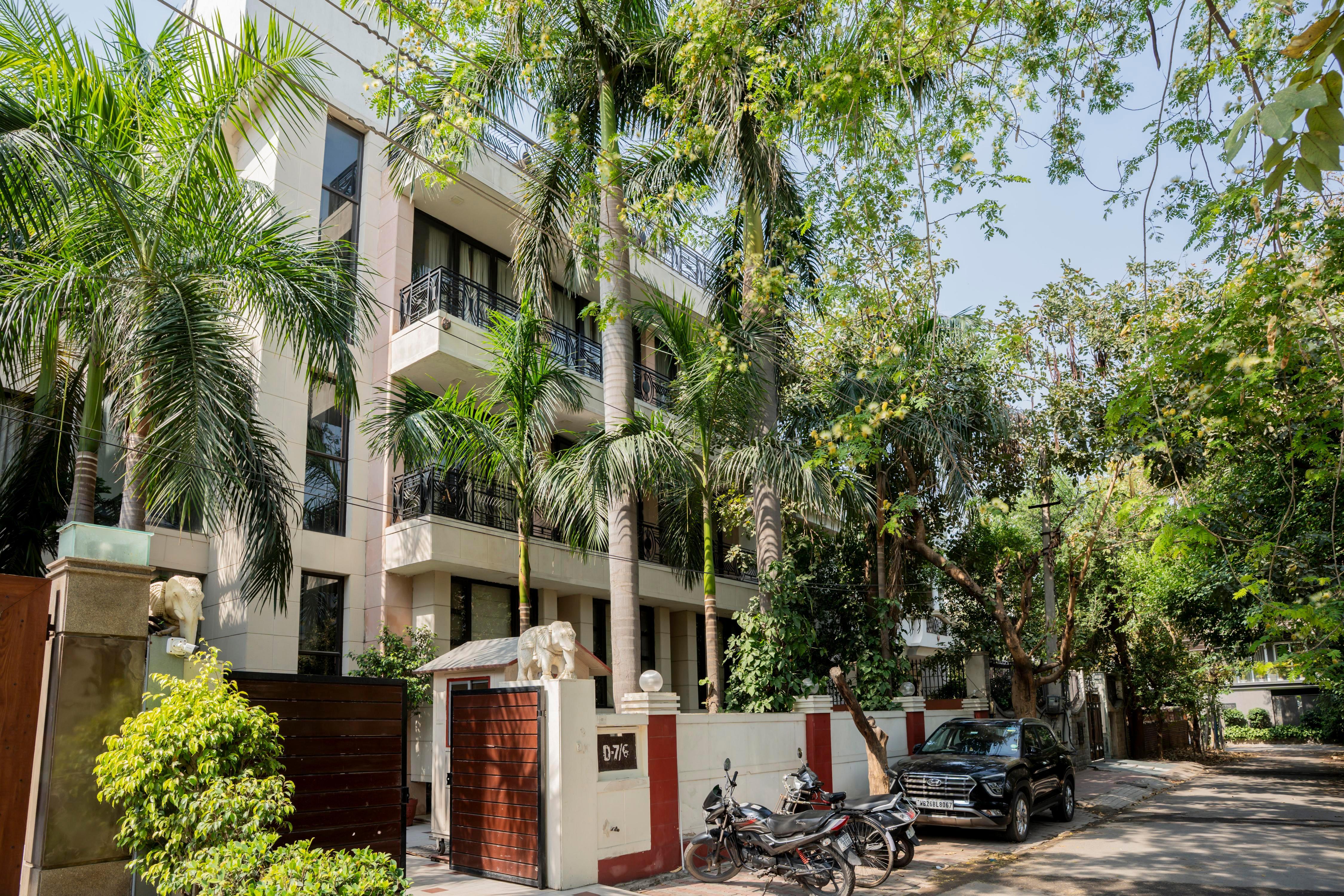 Ahuja Residency Parklane,Dlf Phase I