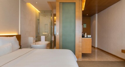 The Westin Mumbai Garden City Room Type - Deluxe City View, King Bed with Bathtub