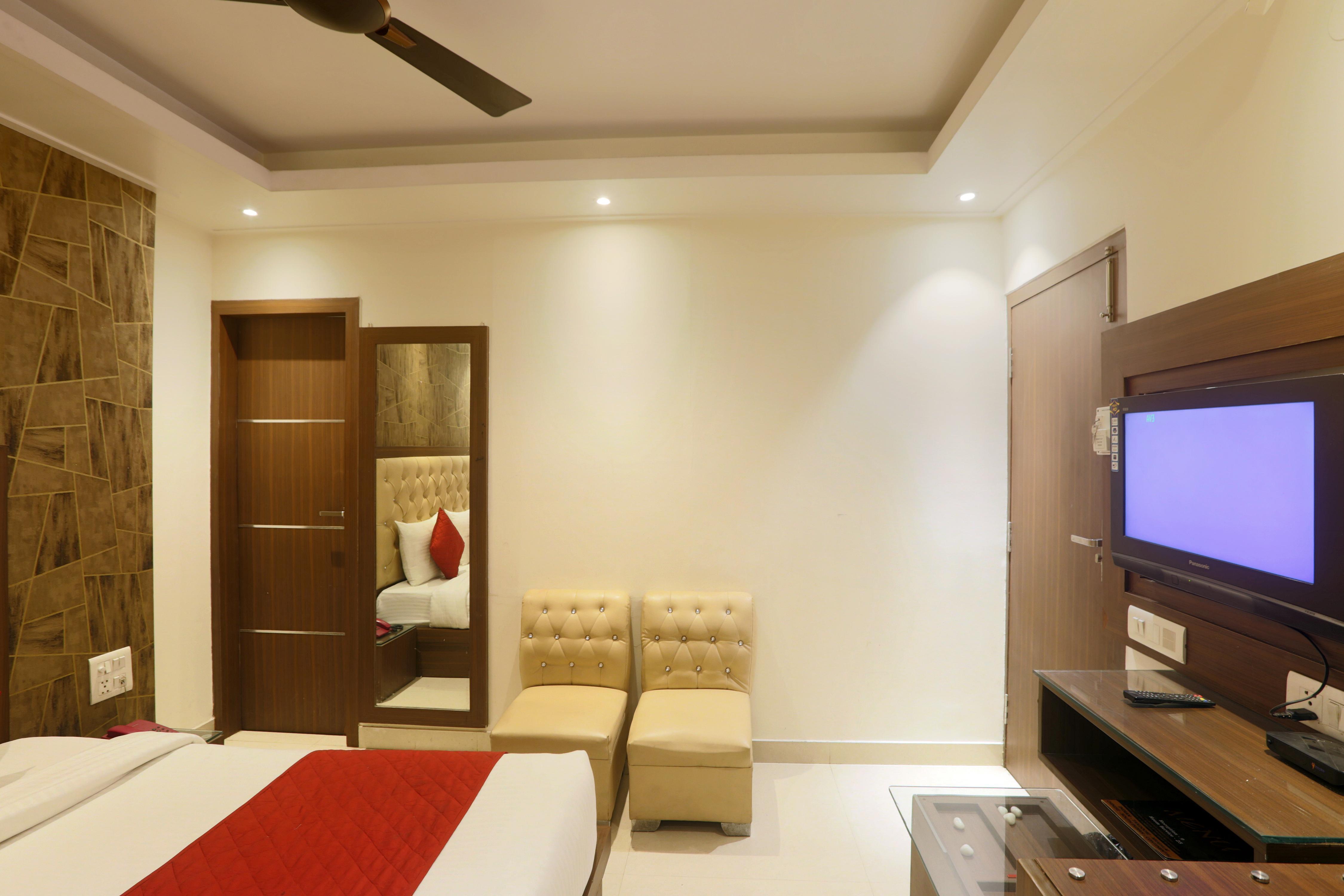 Hotel B Continental - Tap to explore photos