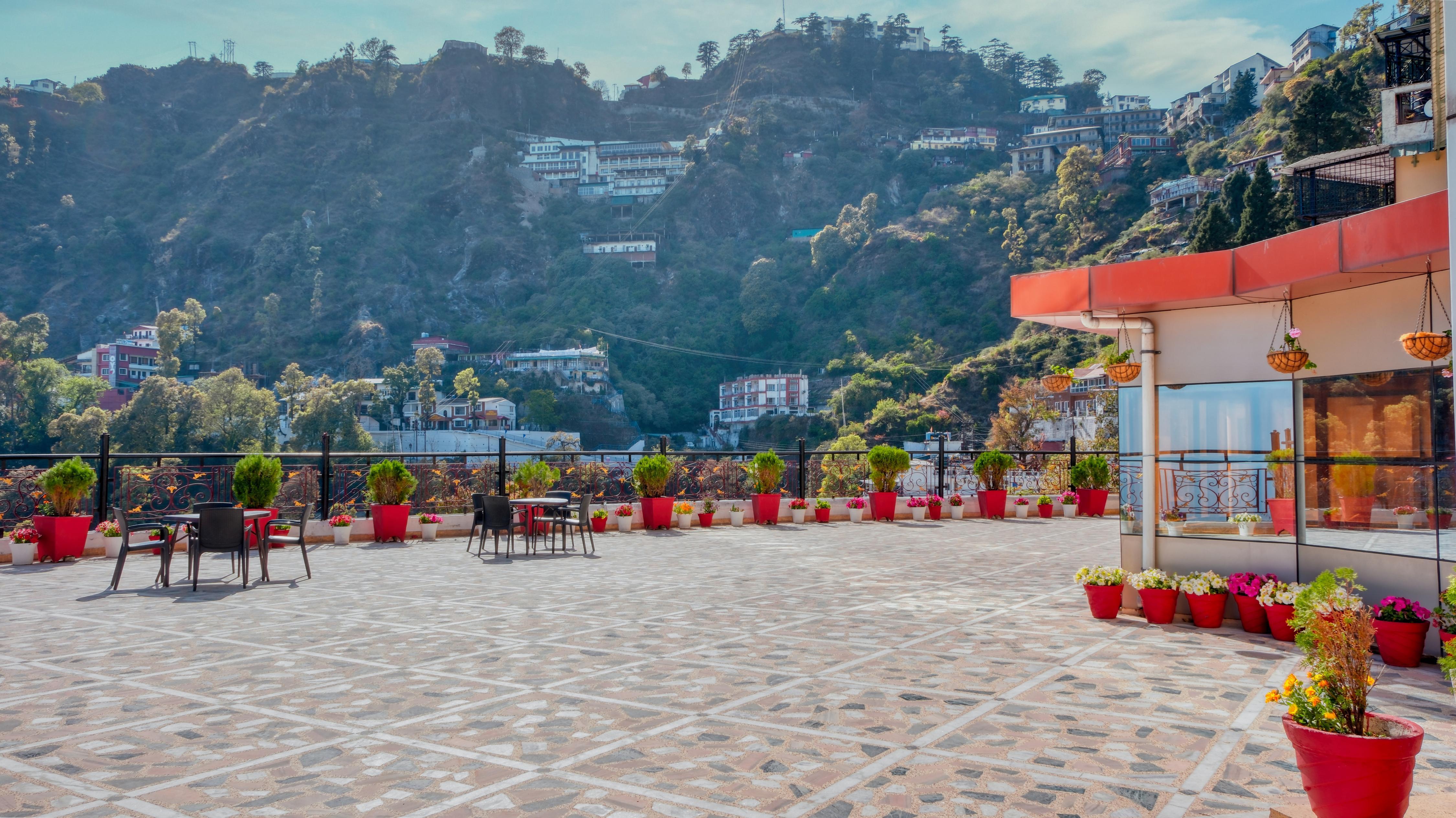 Hotel Basera (Walking distance to Mall Road and Free Onsite Parking)