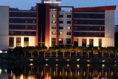 Le Lac Sarovar Portico